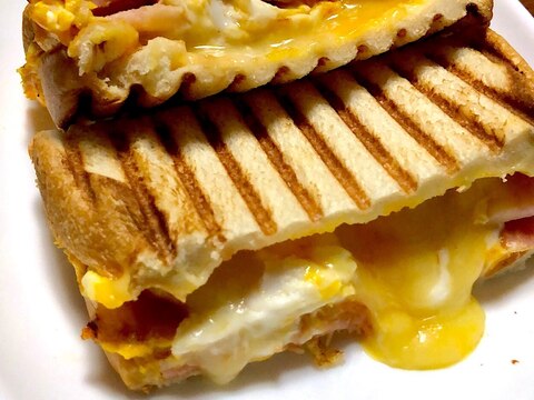 【簡単ランチ】ベーコンエッグ&チーズのホットサンド